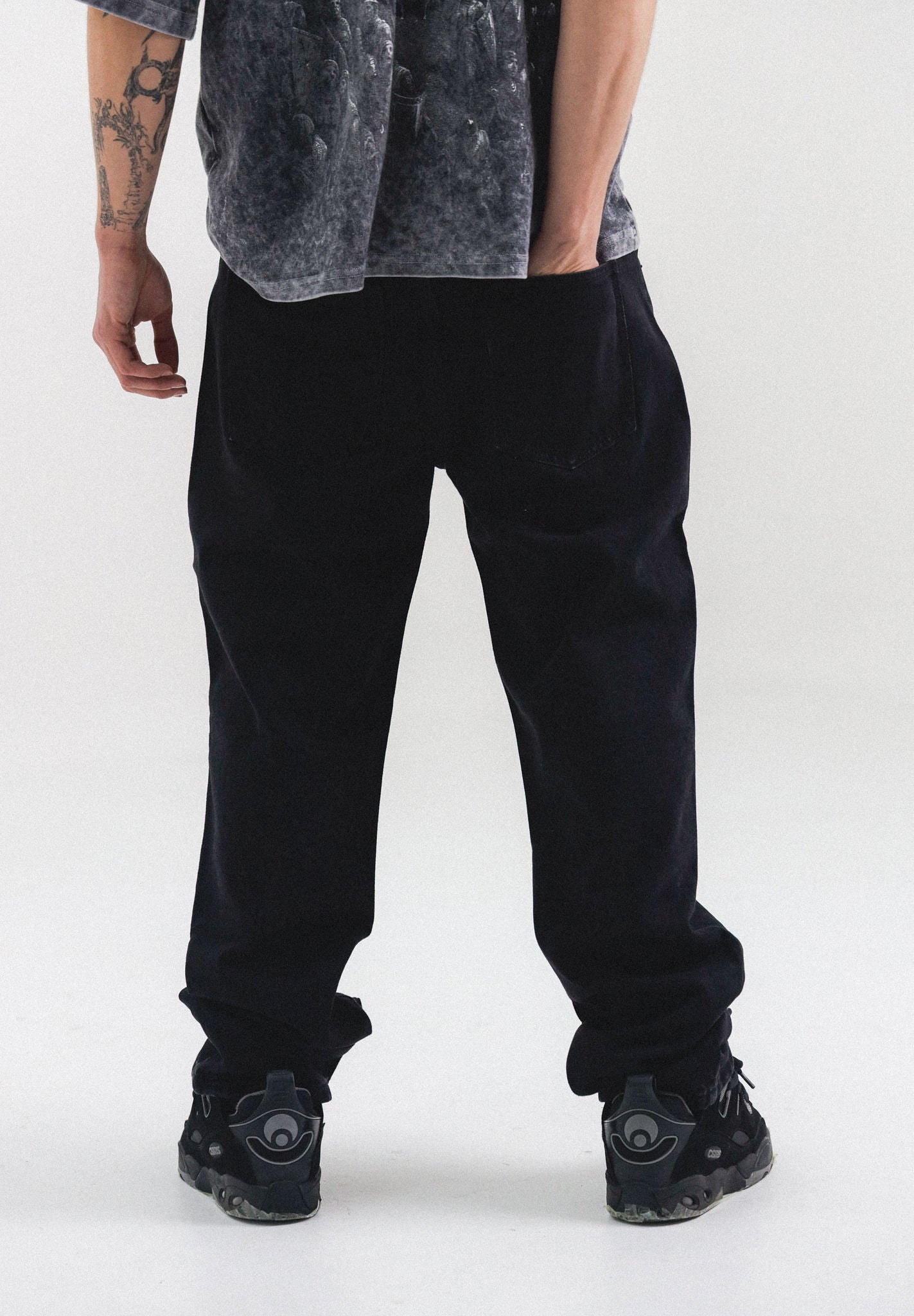 BASIC BLACK JEANS